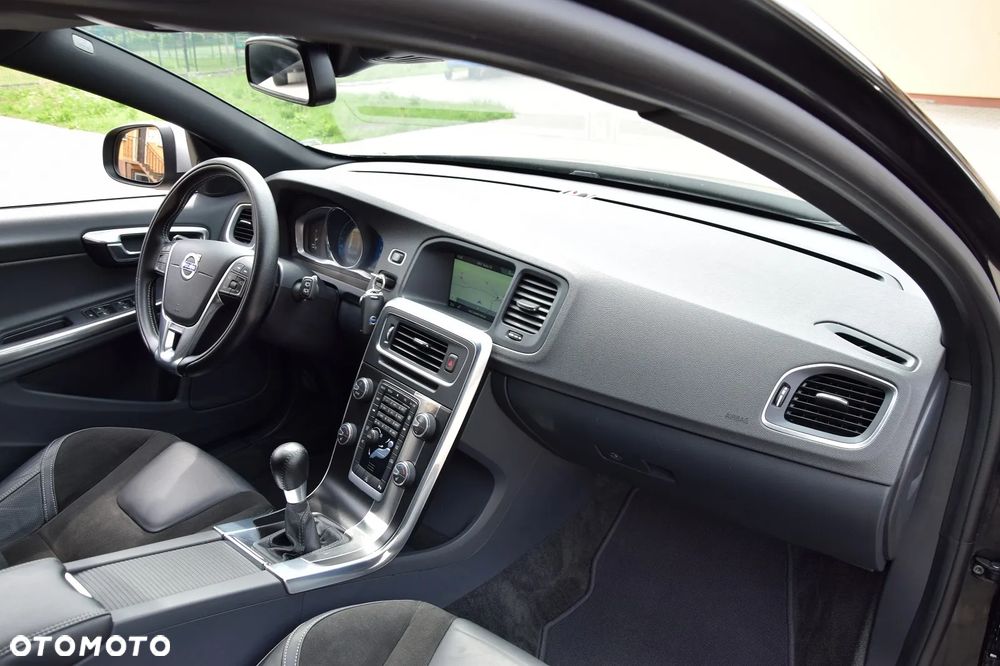 Volvo V60 D4 R-Design - 18