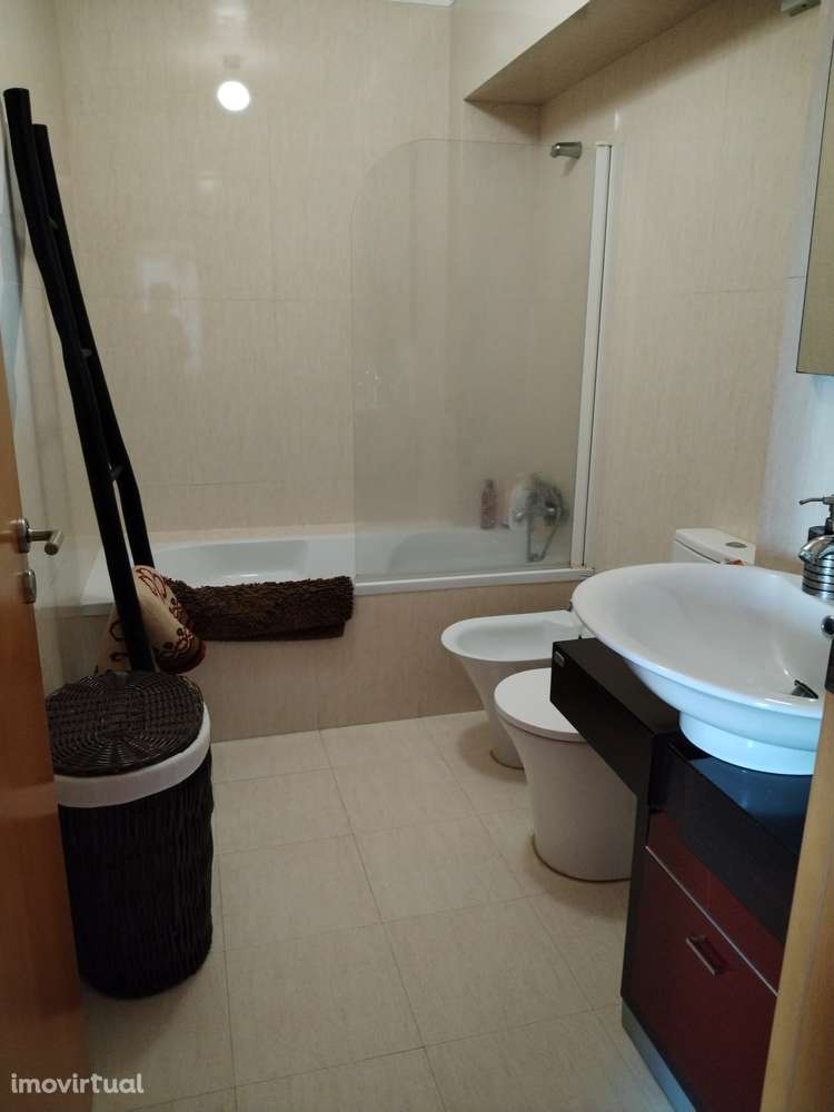 Quarto num T2(un quarto de senhorio reservado( senhorio emigrante) - Grande imagem: 4/5