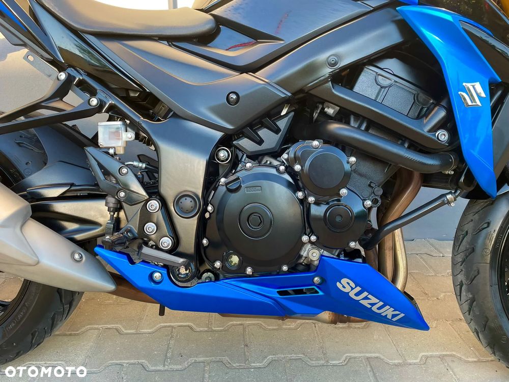 Suzuki GSX - 13