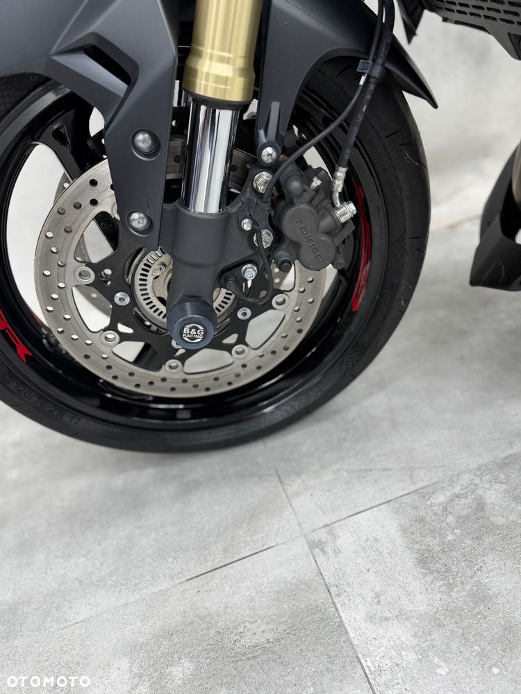 Suzuki GSR - 21