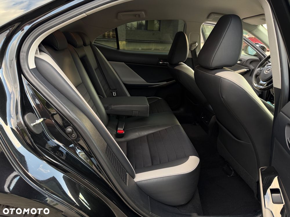Lexus IS 300h Business Edition - 26