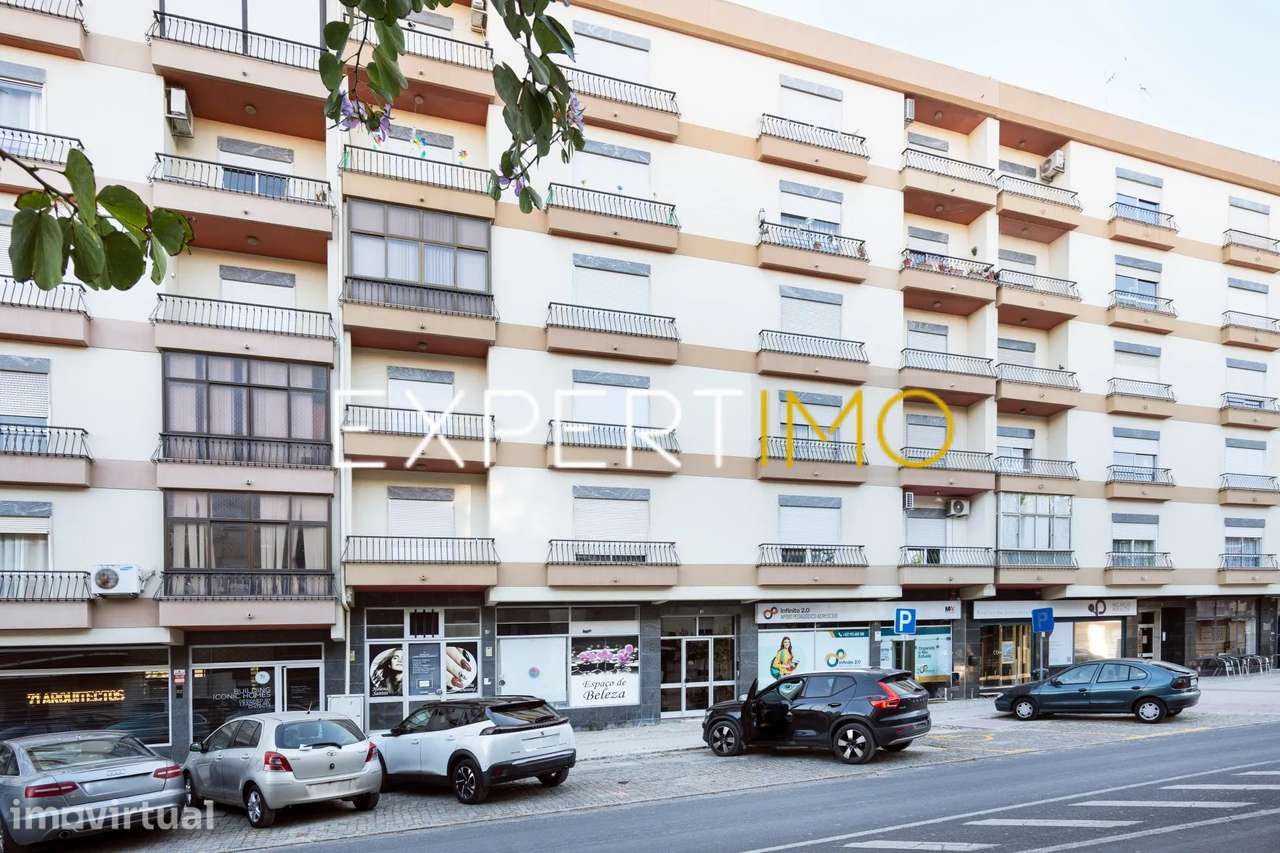 Apartamento T3 na Av. Dr. António Rodrigues Manito - Bairro do... - Grande imagem: 2/28