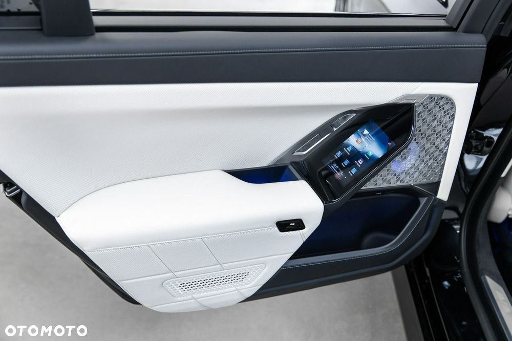 BMW Seria 7 M760e PHEV xDrive Individual Edition sport - 32