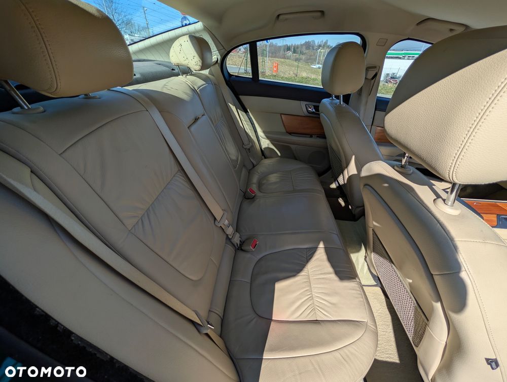 Jaguar XF 2.7 V6 D Luxury - 16