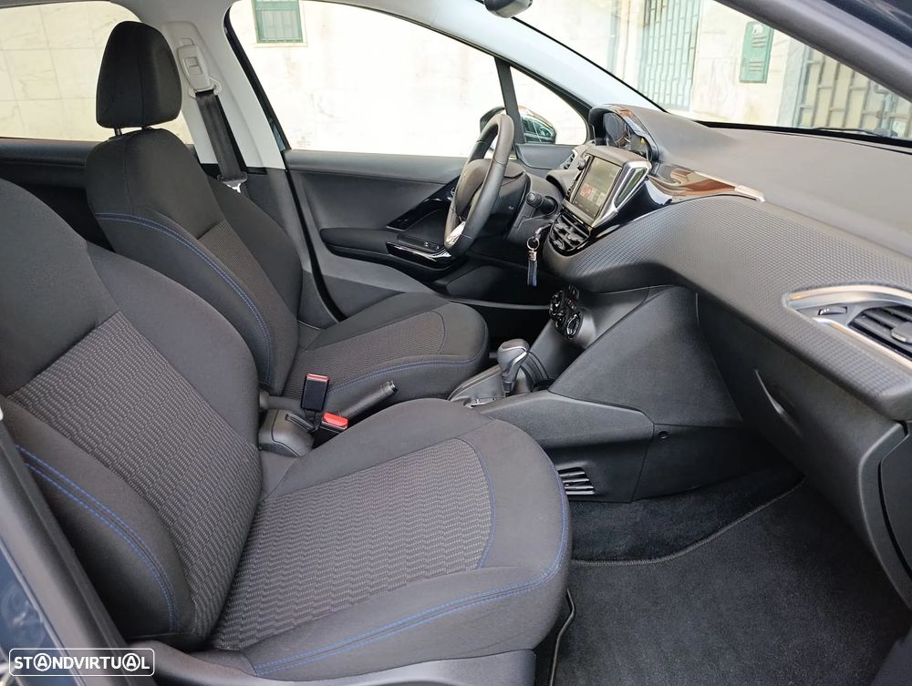 Peugeot 208 1.2 PureTech Signature EAT6 - 17