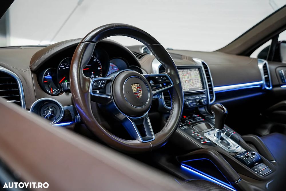 Porsche Cayenne 3.0 L - 8