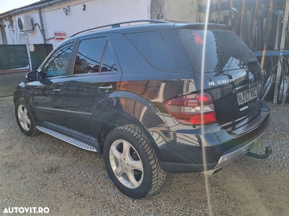 Broasca usa dreapta spate Mercedes ML W164 2005 - 2008 SUV 4 Usi (1200) - 2