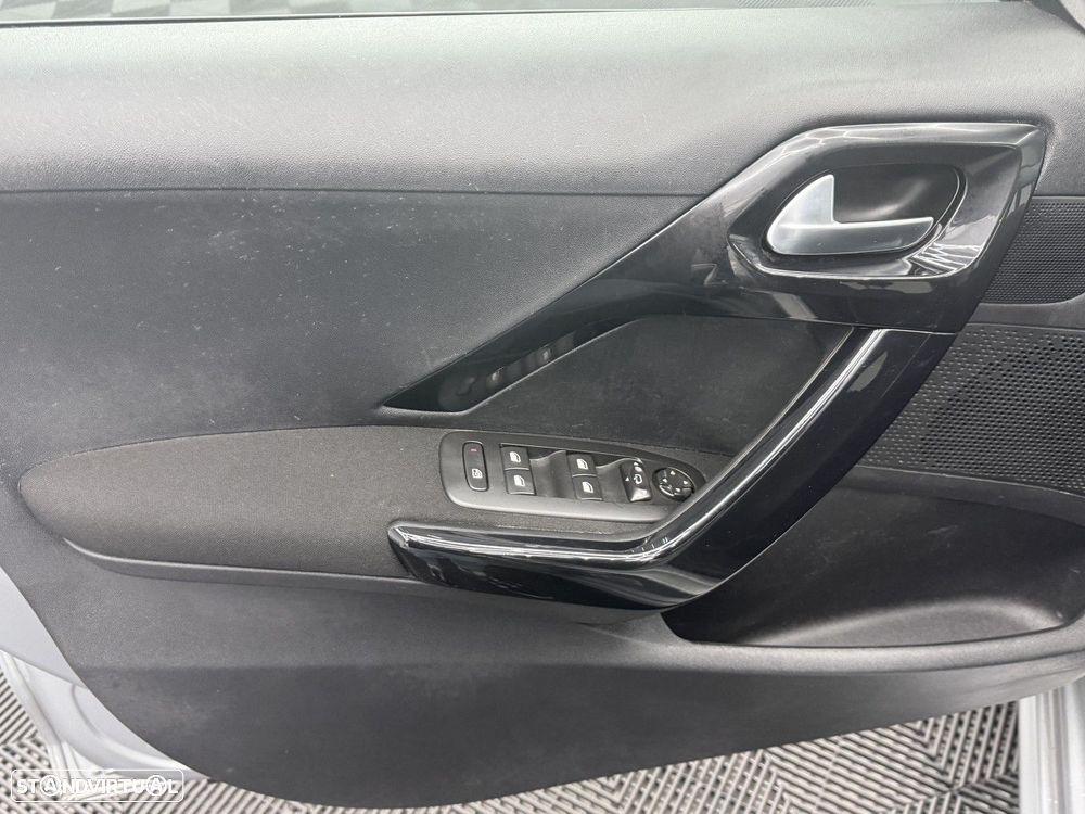 Peugeot 208 1.2 PureTech Allure - 13