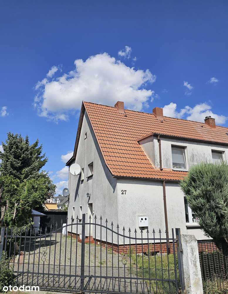 Przytulny parter domu z zielenią, garażem i własną przestrzenią