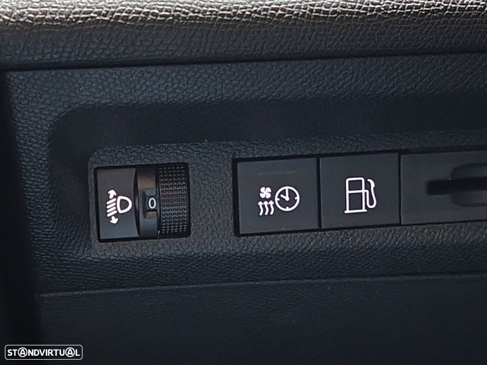 Peugeot 408 1.6 Hybrid Allure e-EAT8 - 32