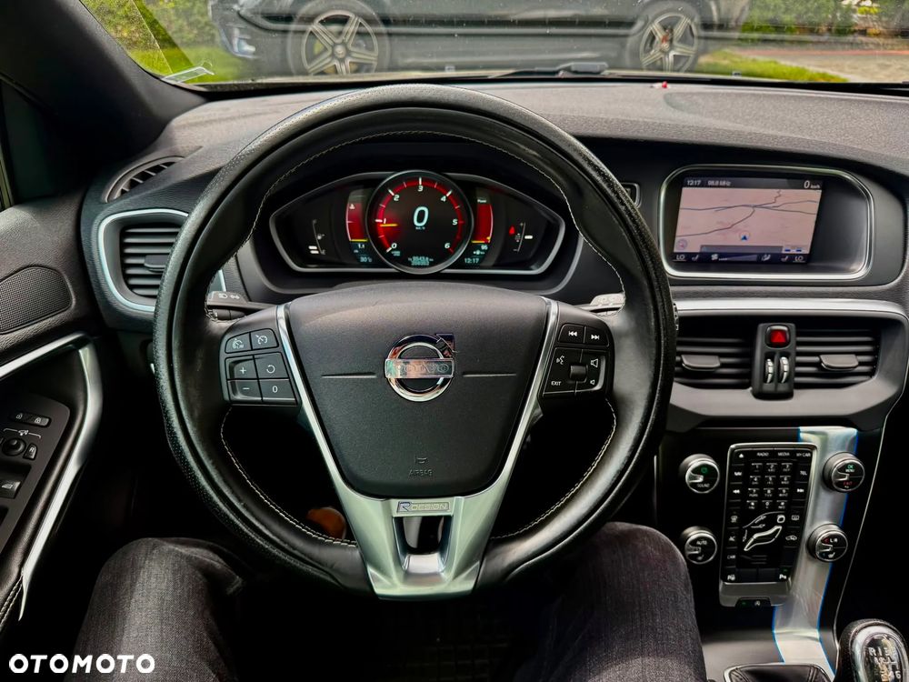 Volvo V40 D2 R-Design - 11