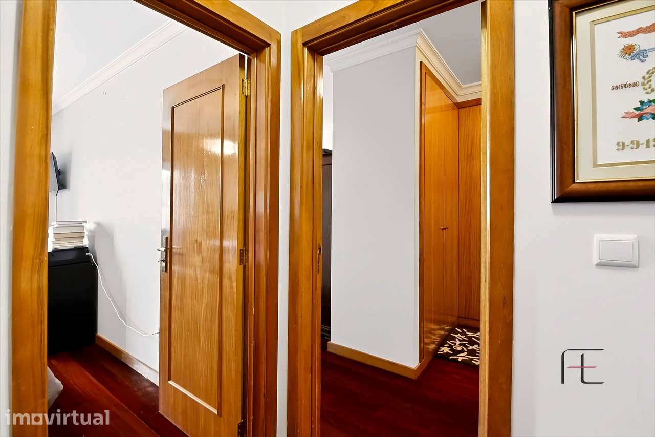 Apartamento T2 com suíte, varanda, garagem e arrumos – Avenida da Cond - Grande imagem: 5/30