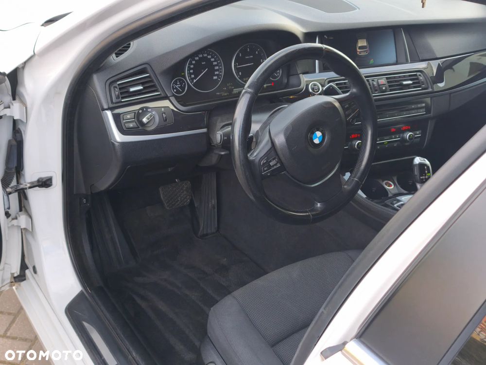 BMW Seria 5 520d - 24