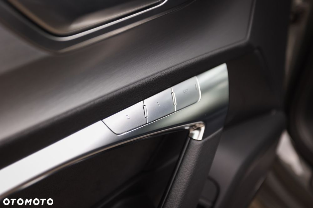 Audi A6 Avant 40 TDI quattro S tronic S line - 23