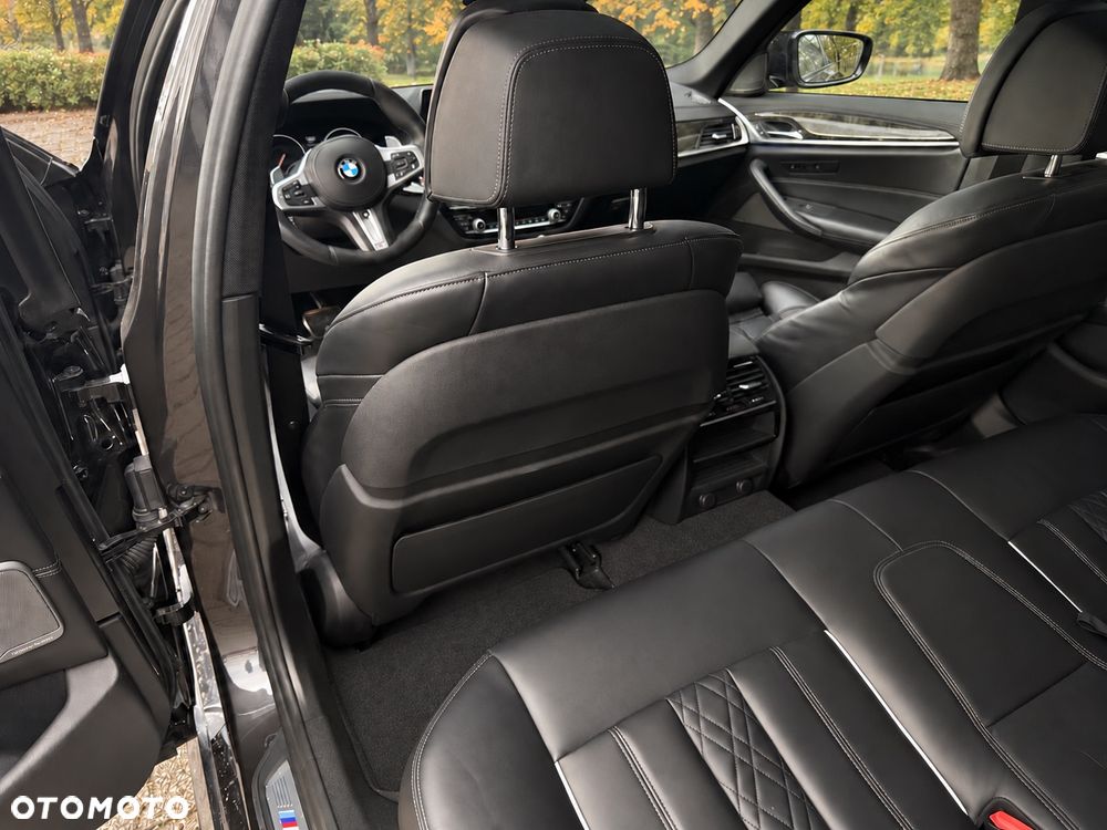 BMW Seria 5 M550i xDrive sport - 9