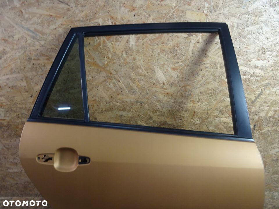 DRZWI PRAWY TYŁ TOYOTA COROLLA VERSO 2.0 D4D - 2