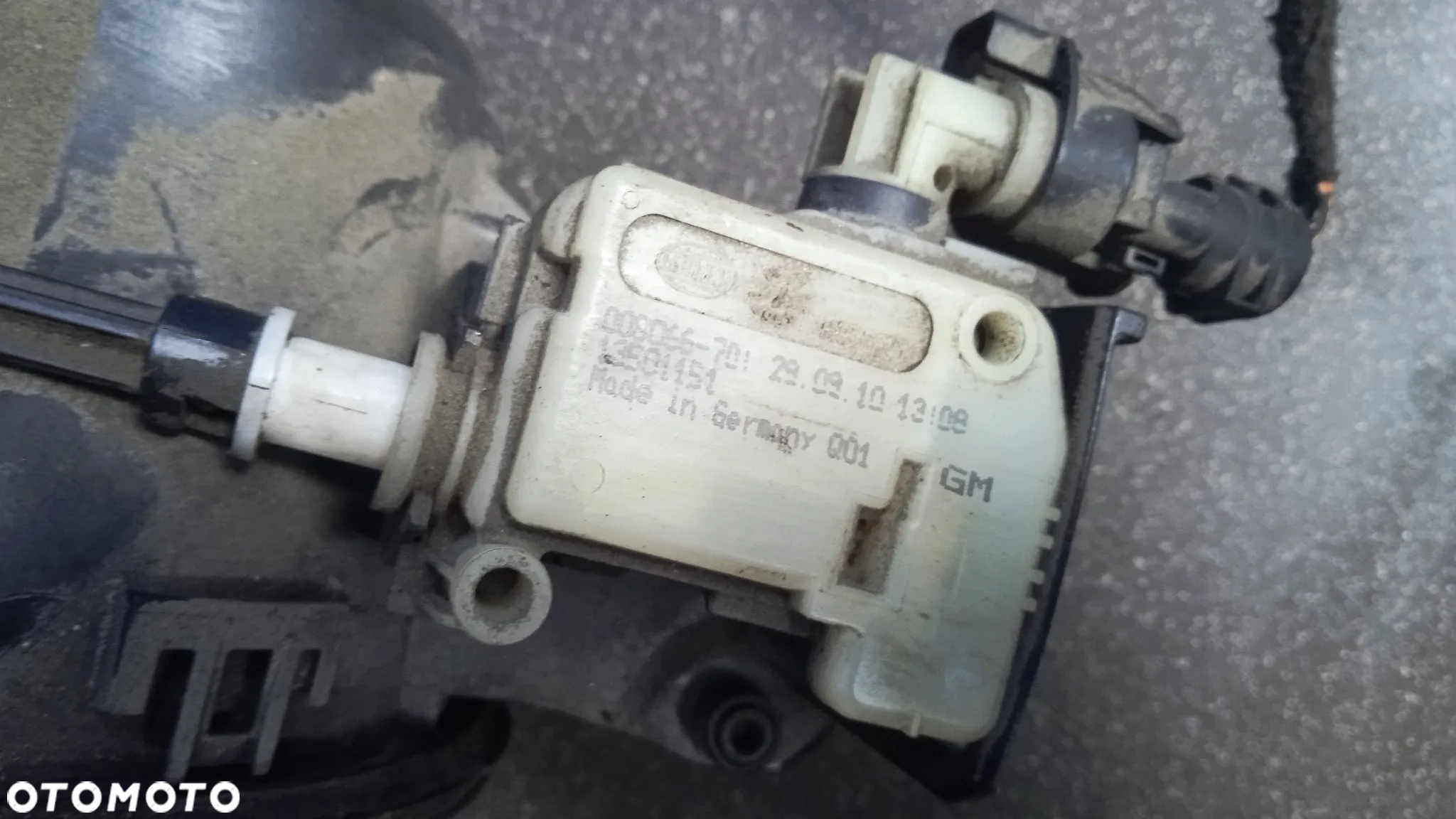 Klapka wlewu paliwa z siłownikiem Opel Meriva B Z157 - 2