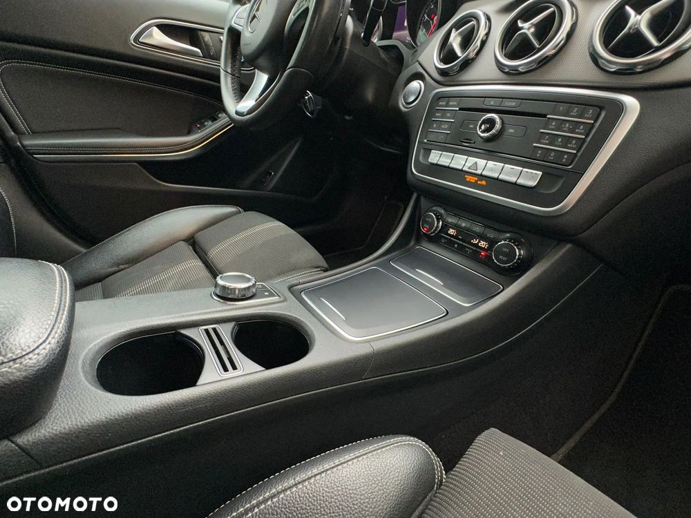 Mercedes-Benz GLA 200 7G-DCT - 27