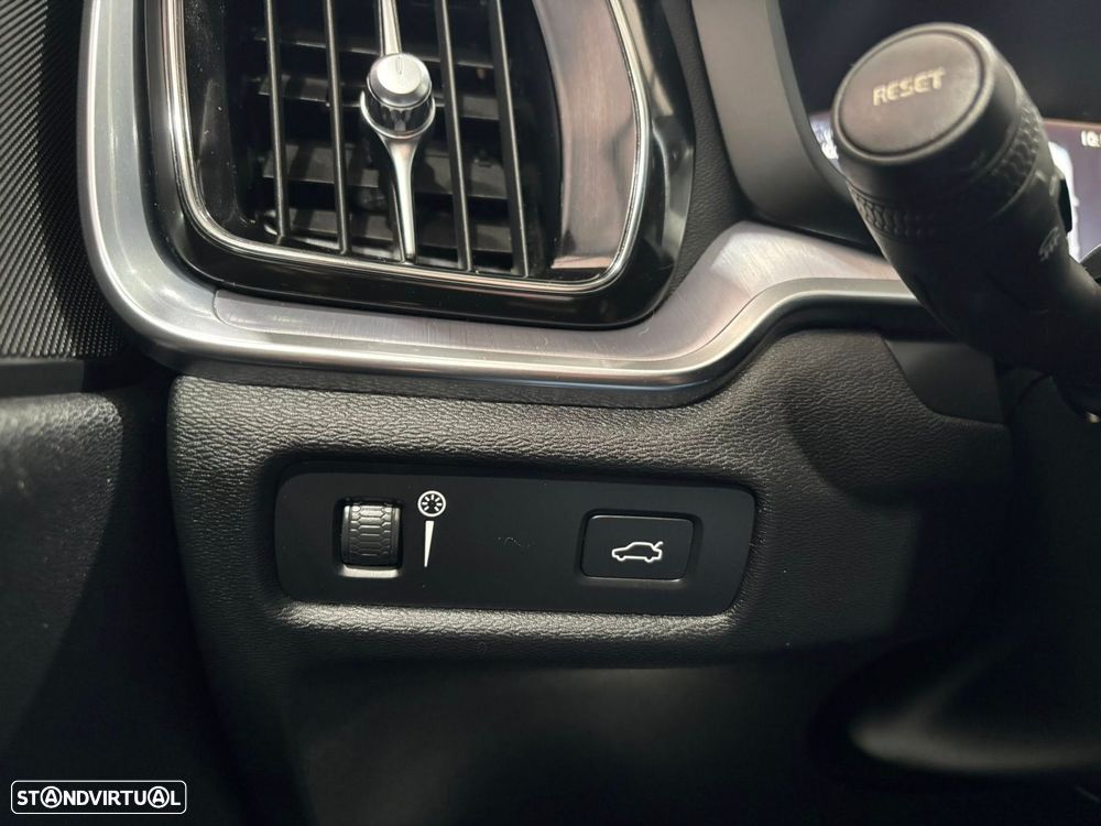 Volvo V60 2.0 B4 Momentum Geartronic - 21