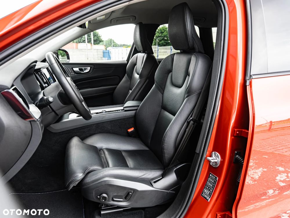 Volvo XC 60 B4 D AWD Plus Dark - 24