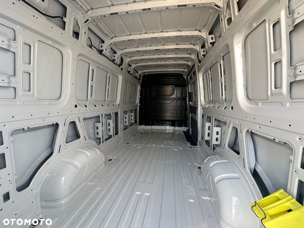 Volkswagen Crafter 35 2.0 TDI L4H3 4490 177KM AUTOMAT - 22