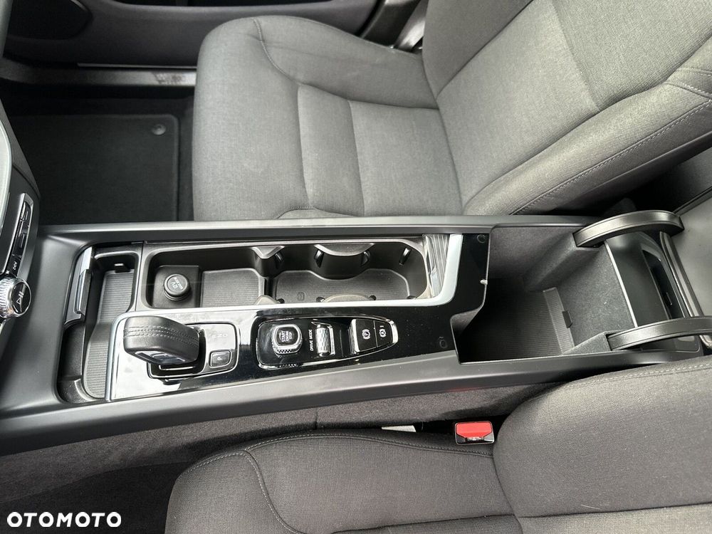 Volvo XC 60 B4 B Momentum - 25