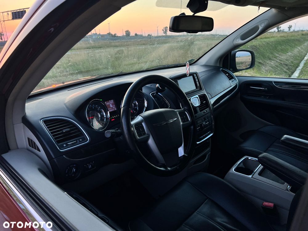 Chrysler Town & Country 3.6 Limited - 10