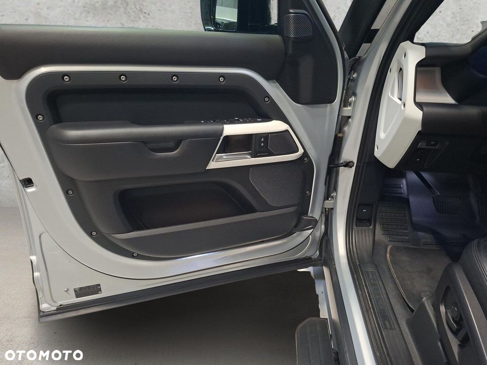 Land Rover Defender - 11