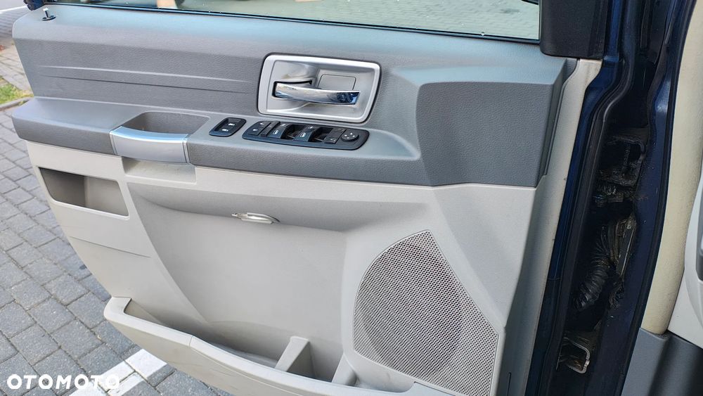 Chrysler Town & Country - 25