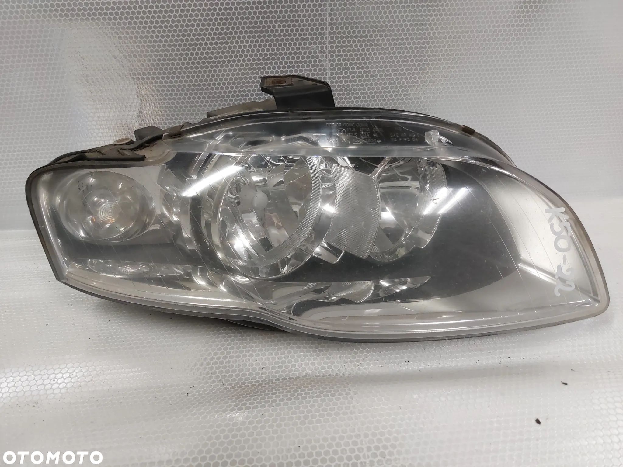 .  LAMPA PRZOD PRZEDNIA PRAWA AUDI A4 B7 - 1