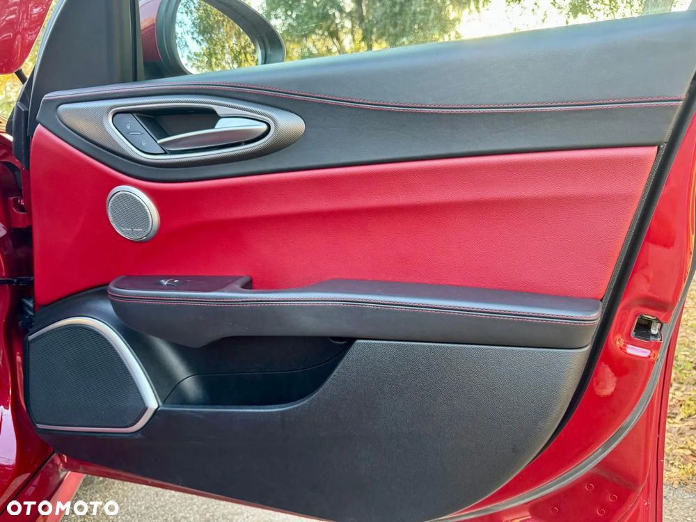 Alfa Romeo Giulia 2.0 Turbo 16V AT8-Q4 Ti - 27