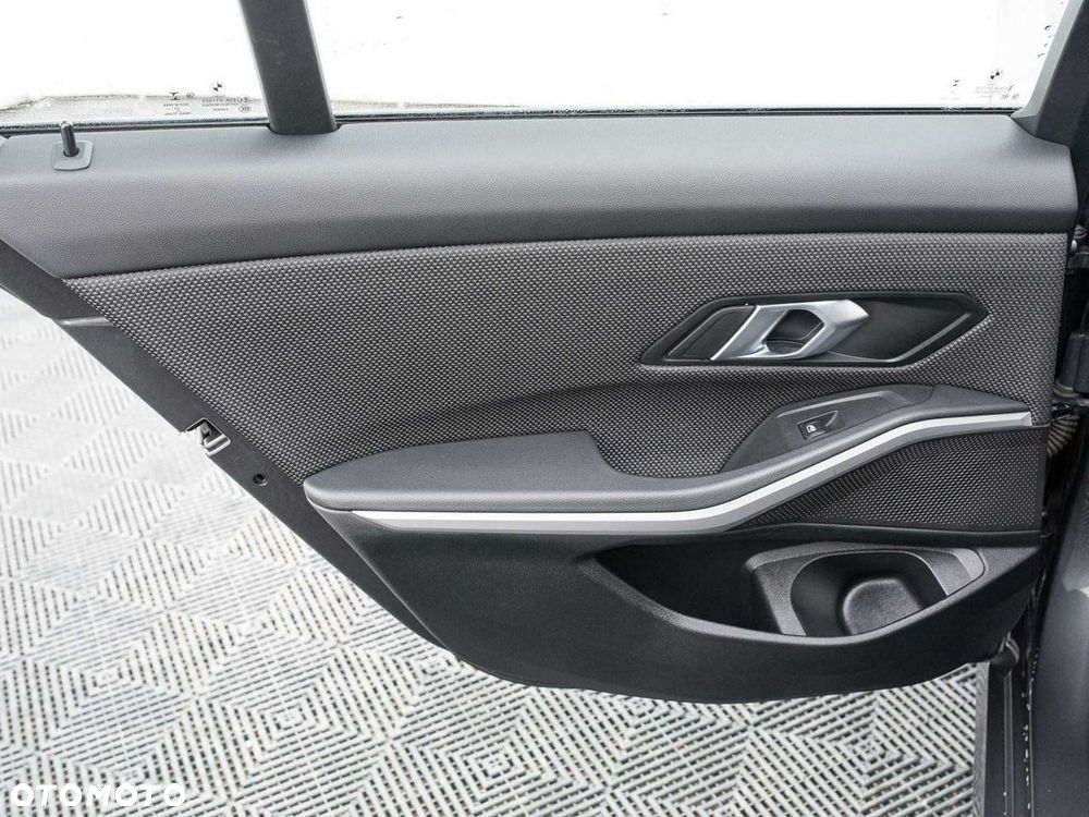 BMW Seria 3 318i - 26
