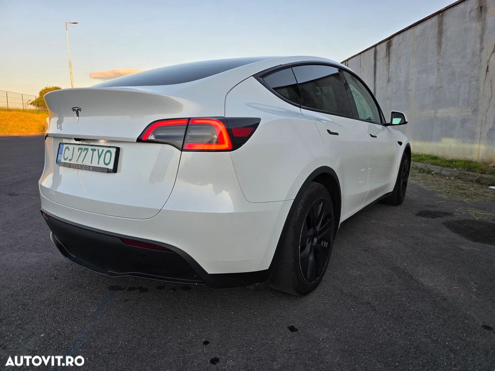 Tesla Model Y - 8