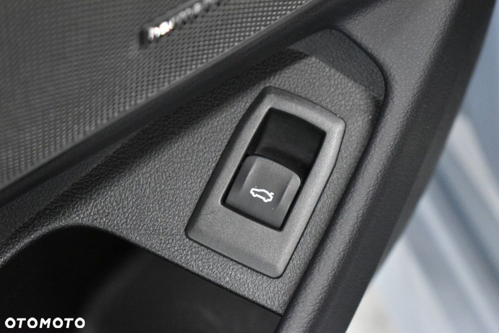 BMW Seria 3 318i M Sport - 9