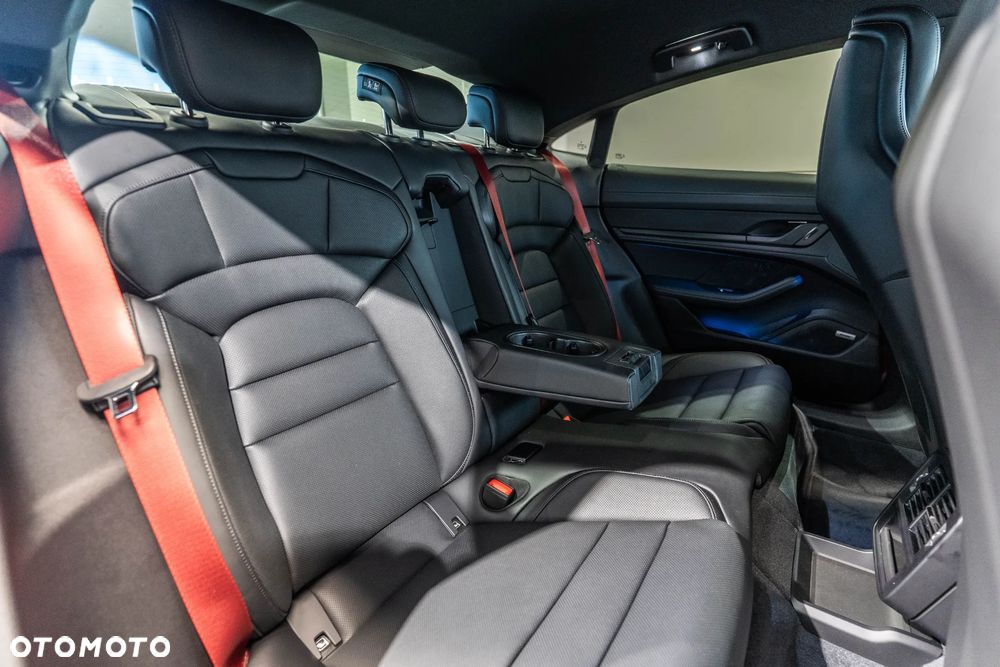 Porsche Taycan 105kWh 4 Black Edition - 13