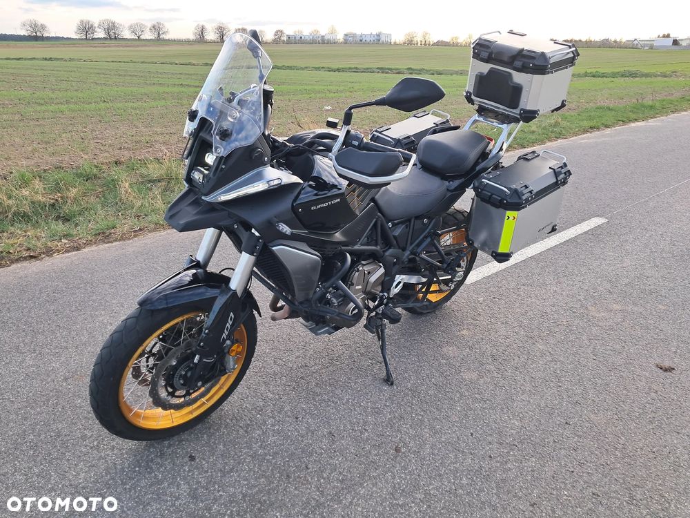 QJMOTOR SRK 700 - 7