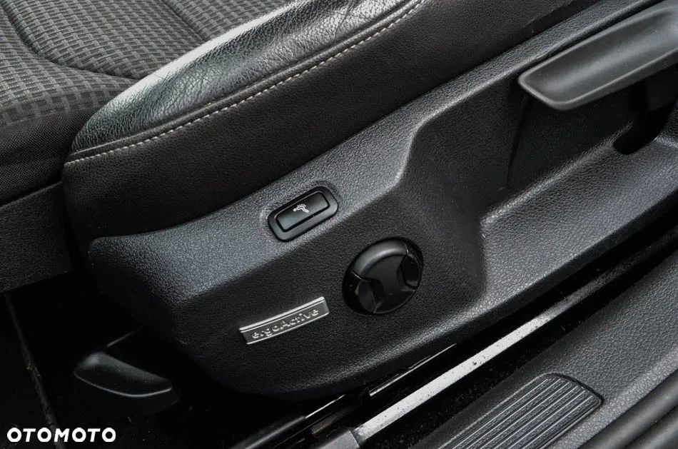 Volkswagen Golf Variant 2.0 TDI BlueMotion Technology DSG Highline - 24