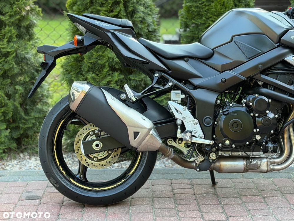 Suzuki GSR - 9