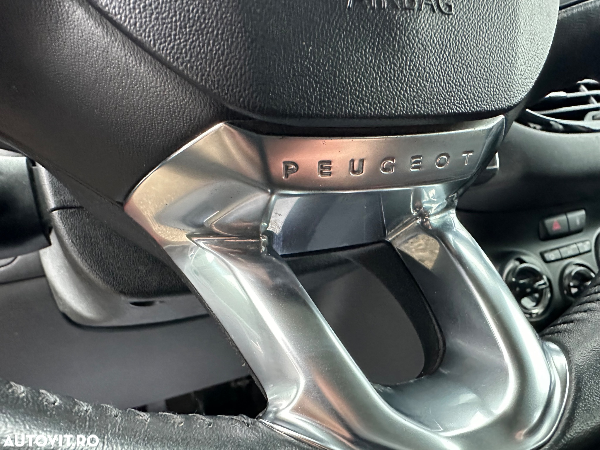Peugeot 208 - 14