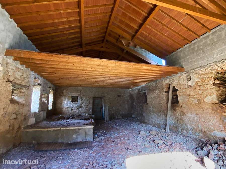 Adega e anexos para recuperar, com logradouro, a 10 min de C da Rainha - Grande imagem: 3/16