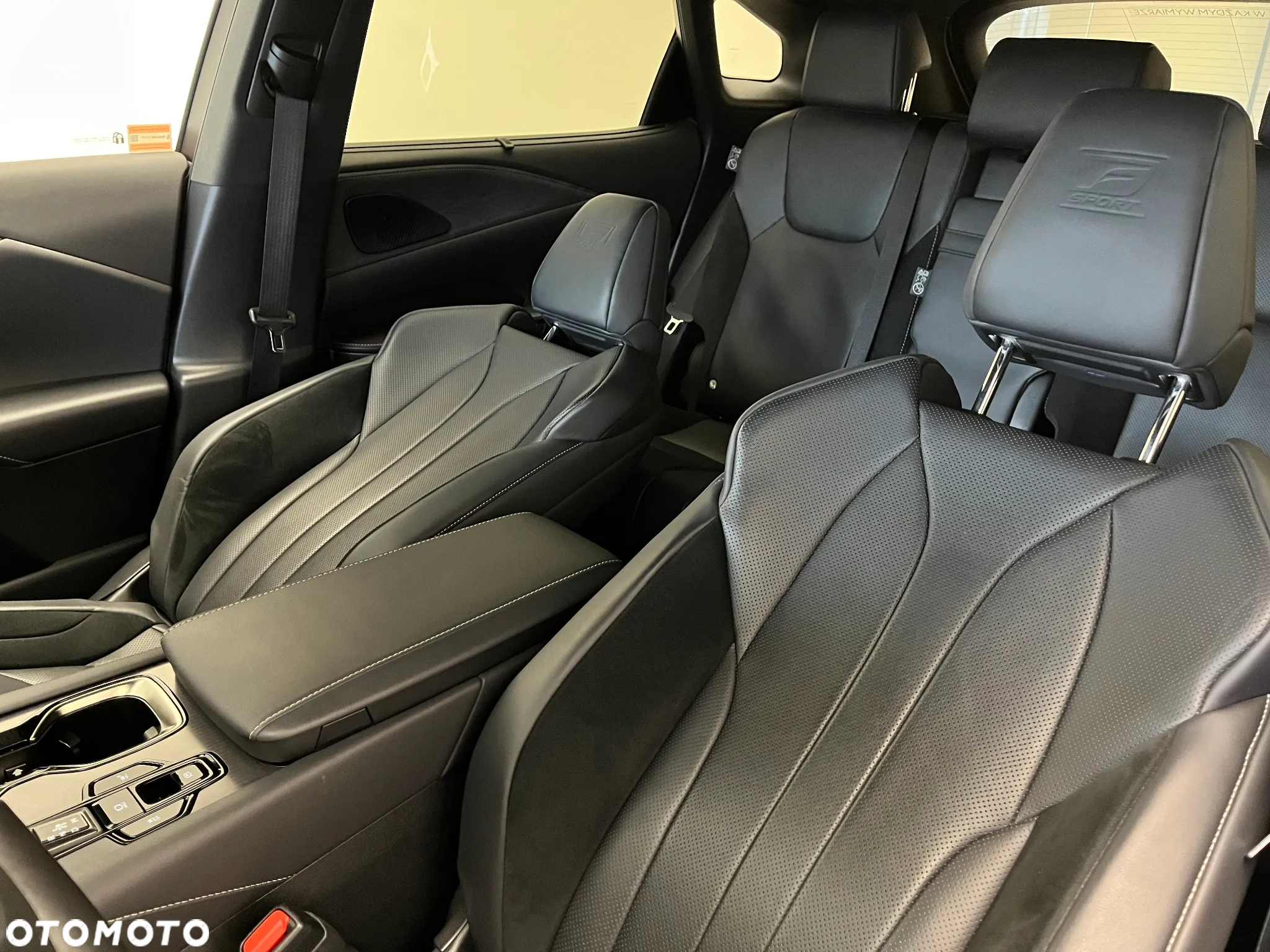 Lexus RX 500h F Sport Edition - 8