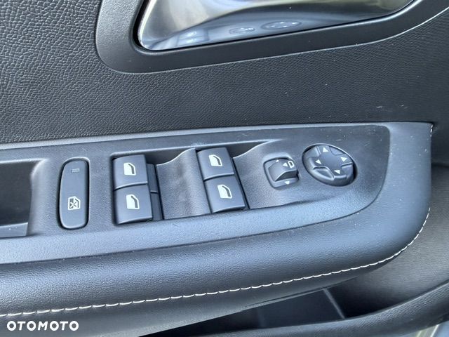 Peugeot 208 - 8