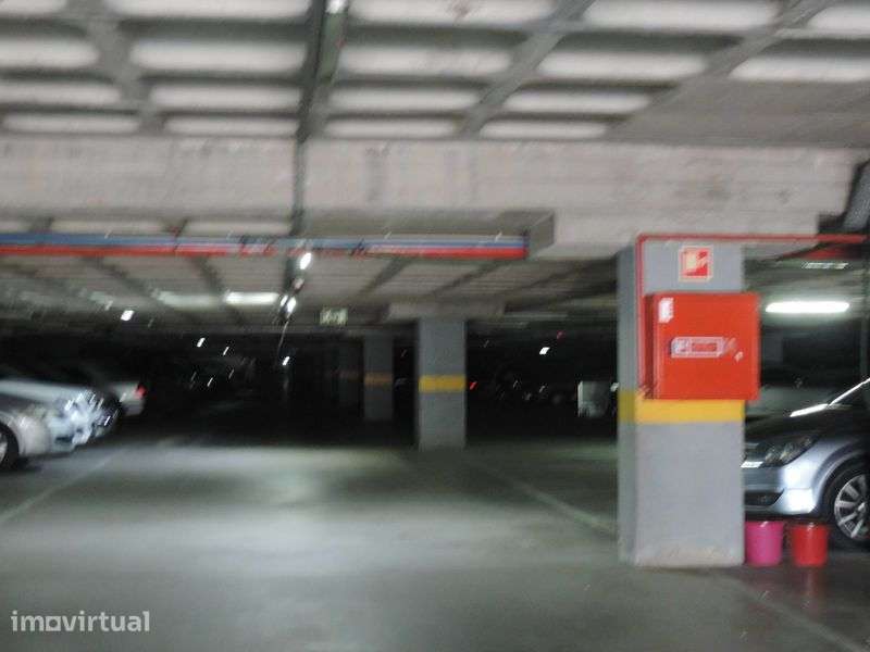 Parqueamento/ CP de Monte Abraão - Grande imagem: 3/5