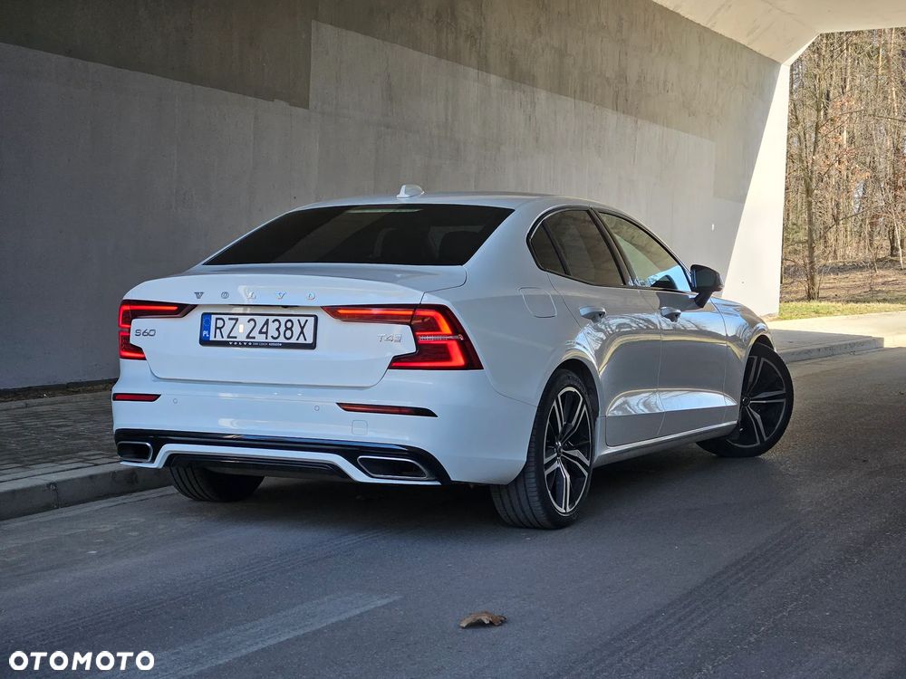 Volvo S60 T4 R-Design - 3