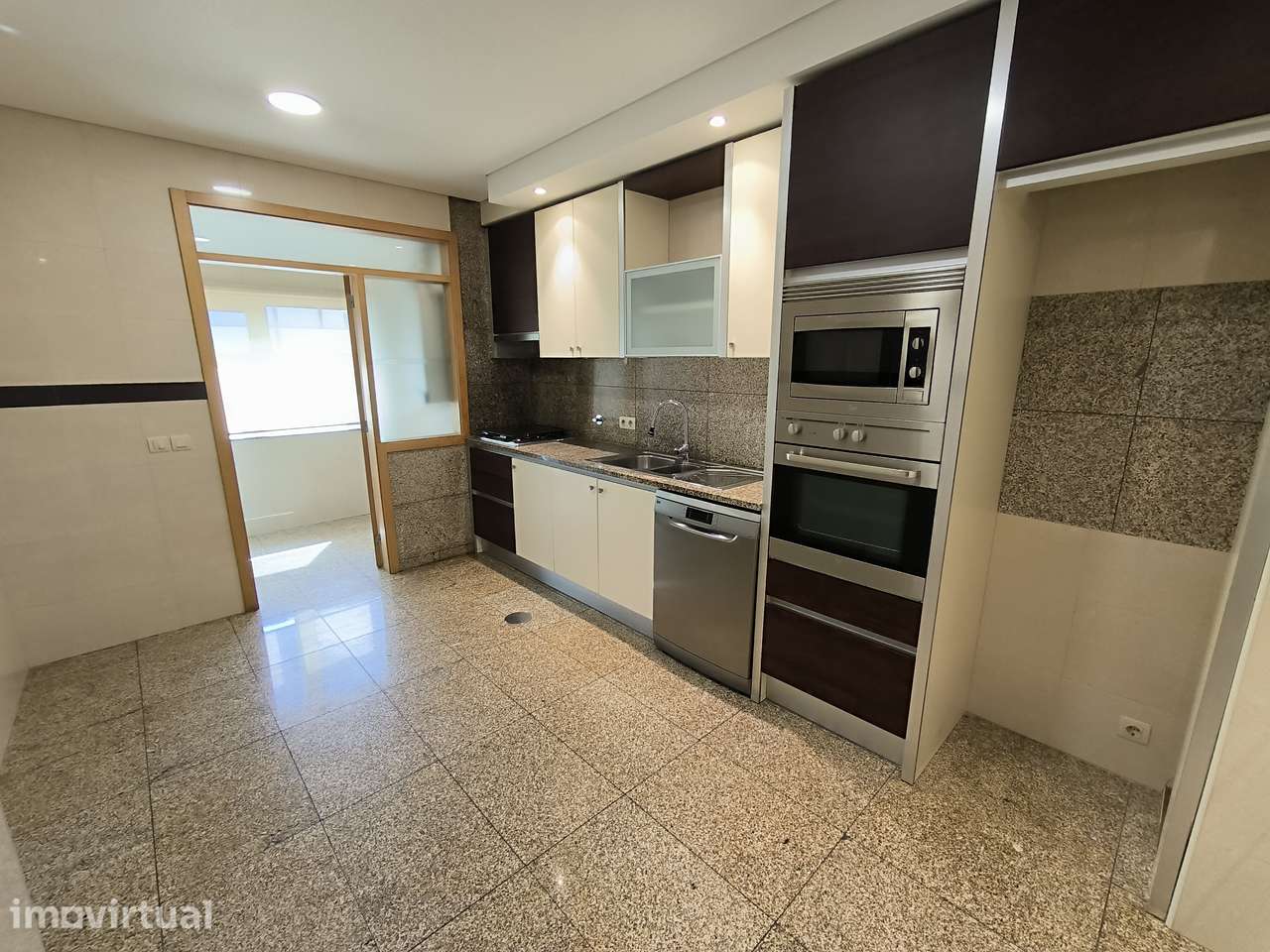 Apartamento T2 com garagem fechada a 500 metros da praia - Grande imagem: 4/23