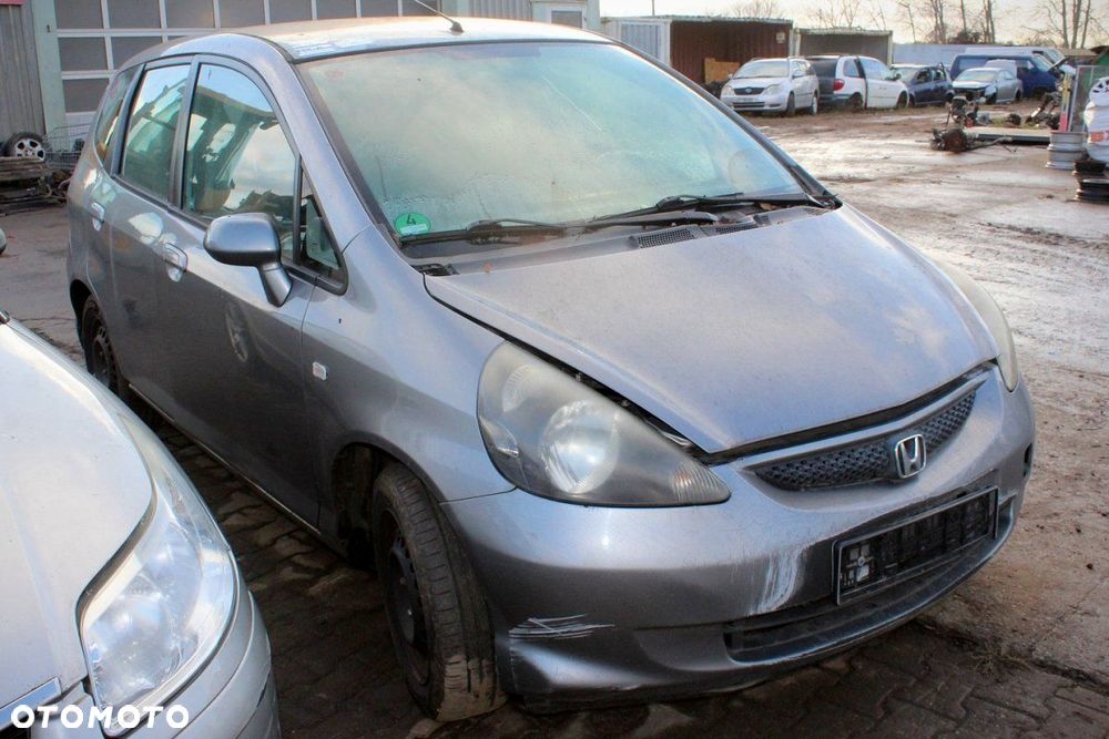 Honda Jazz II 2006 1.2i L12A4 HB5D (MASKA, ZDERZAK, LAMPA, BŁOTNIK, DRZWI, SZYBA, FOTEL) - 2