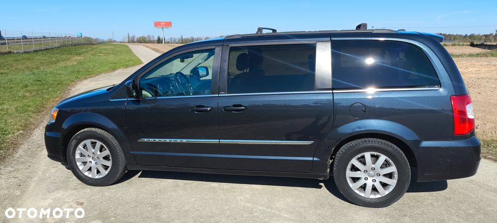 Chrysler Town & Country - 2