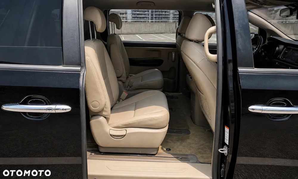 Kia Carnival - 10