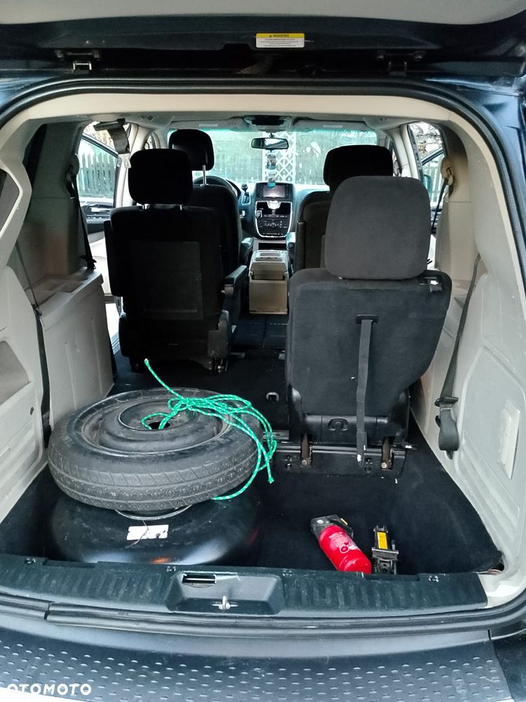 Chrysler Town & Country - 10