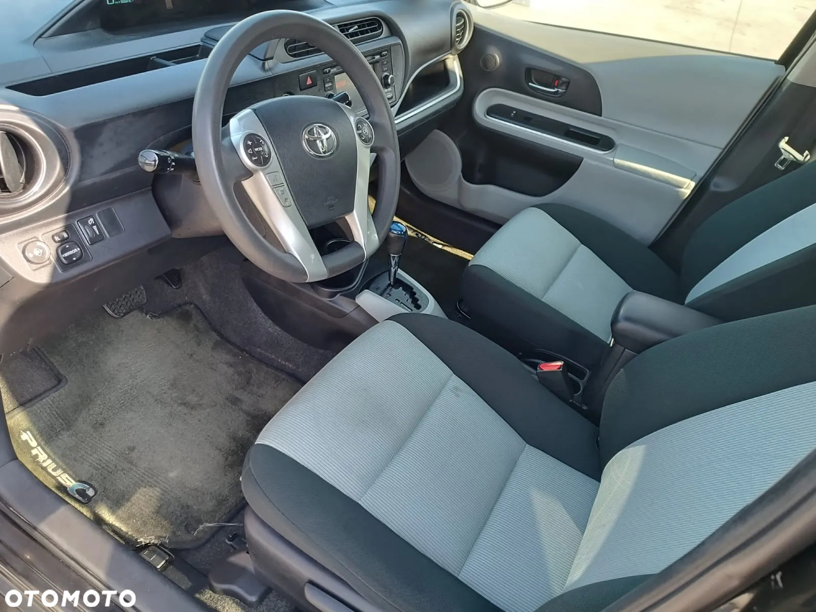 Toyota Prius (Hybrid) - 14